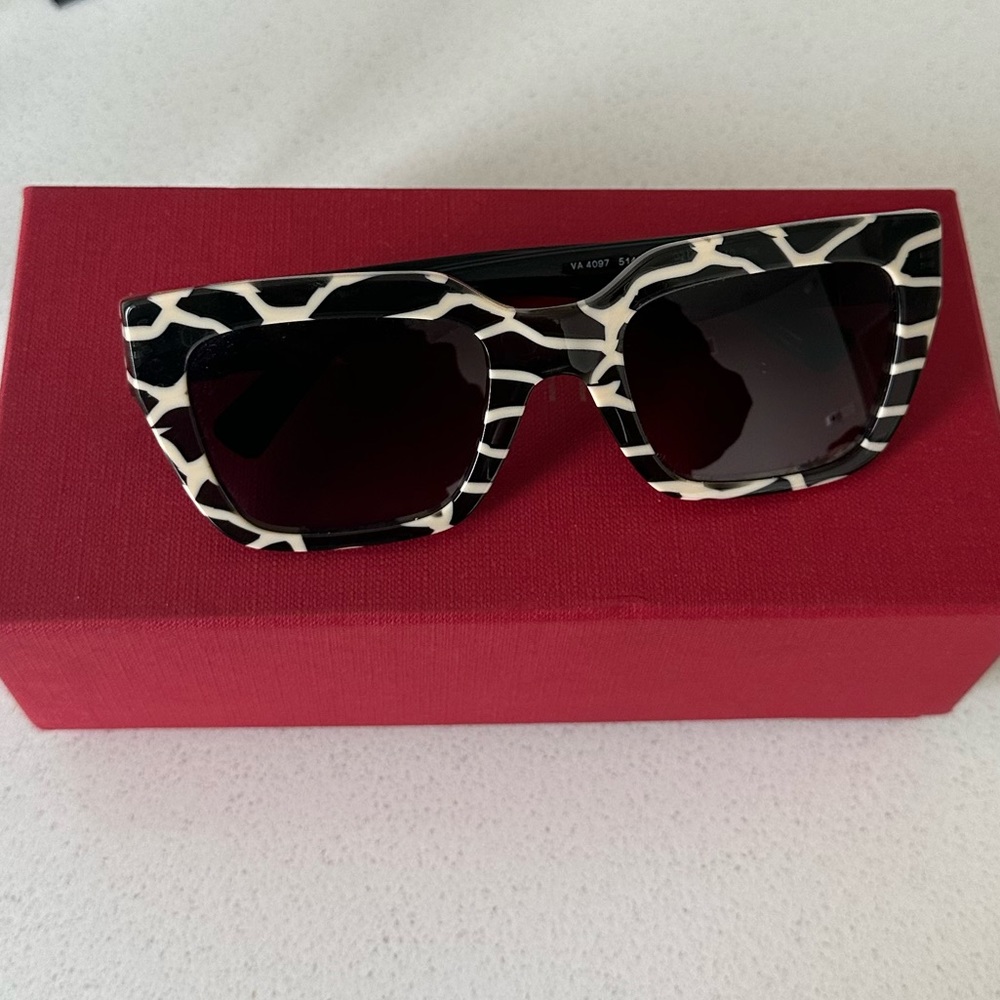 Valentino Garavani never worn sunglasses - Picture 2 of 9